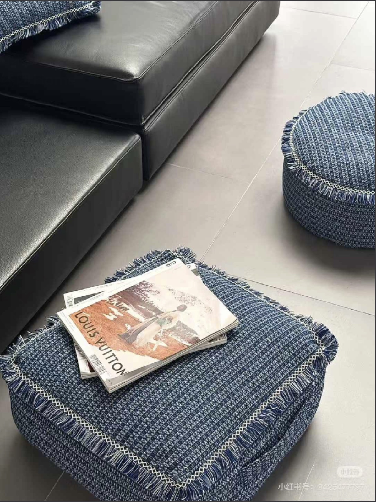 蓝色编织纹坐墩与方形地面坐垫的居家组合