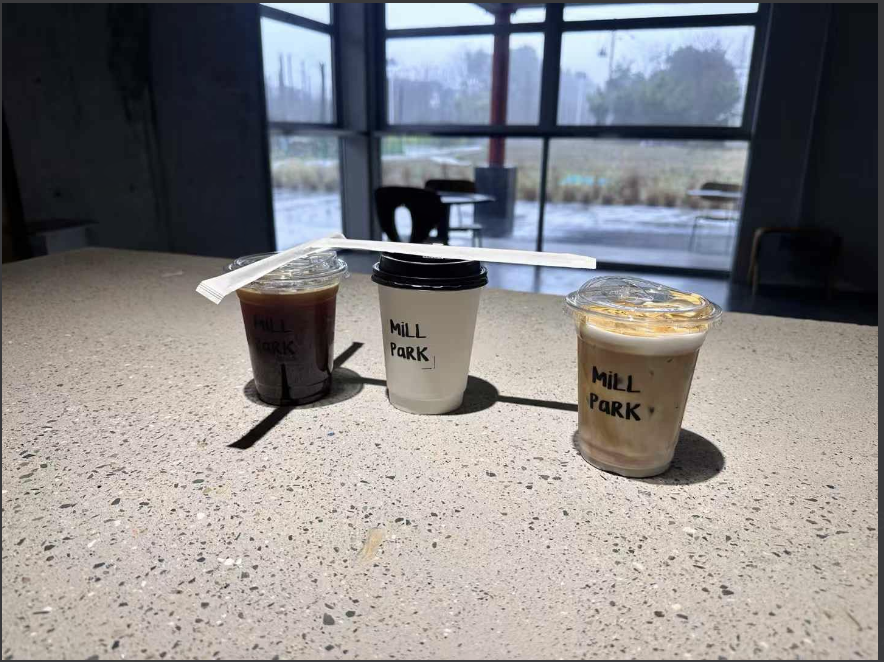 写有 MILL PARK 字样的三个咖啡杯